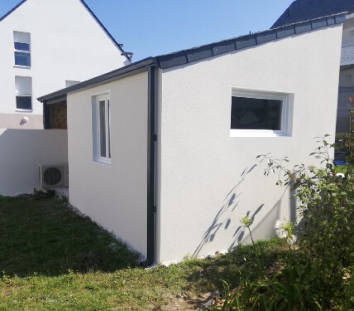 Annexe de jardin en béton enduit 1 pente avec auvent